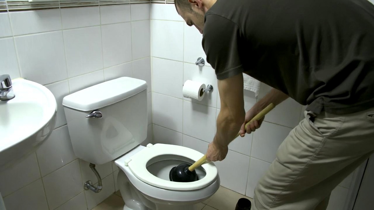 夜間や休日にトイレが詰まってうんちが逆流！すぐに依頼できるおすすめ業者3選